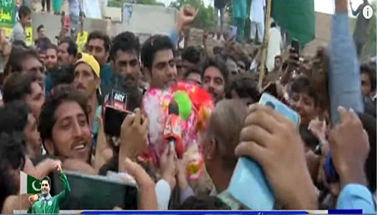 Enthusiastic residents of Mian Channu warmly greet Olympic gold medalist Arshad Nadeem