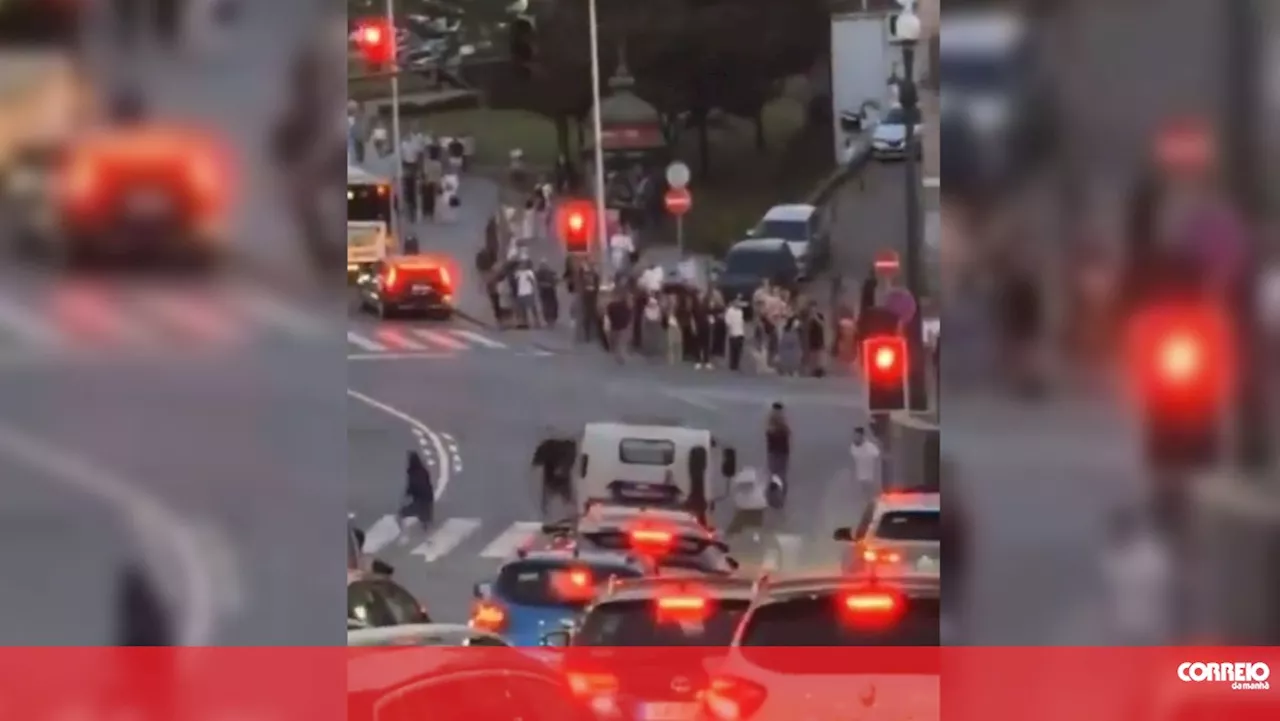 Confrontos entre turistas e grupo que vendia droga falsa no centro do Porto. Veja as imagens