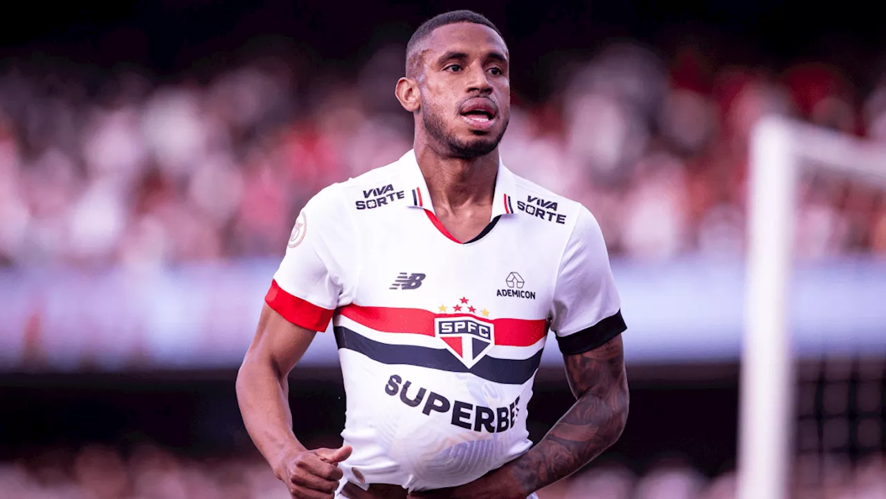 De olho na Libertadores, São Paulo bate Atlético-GO e cola no G4 do Brasileirão