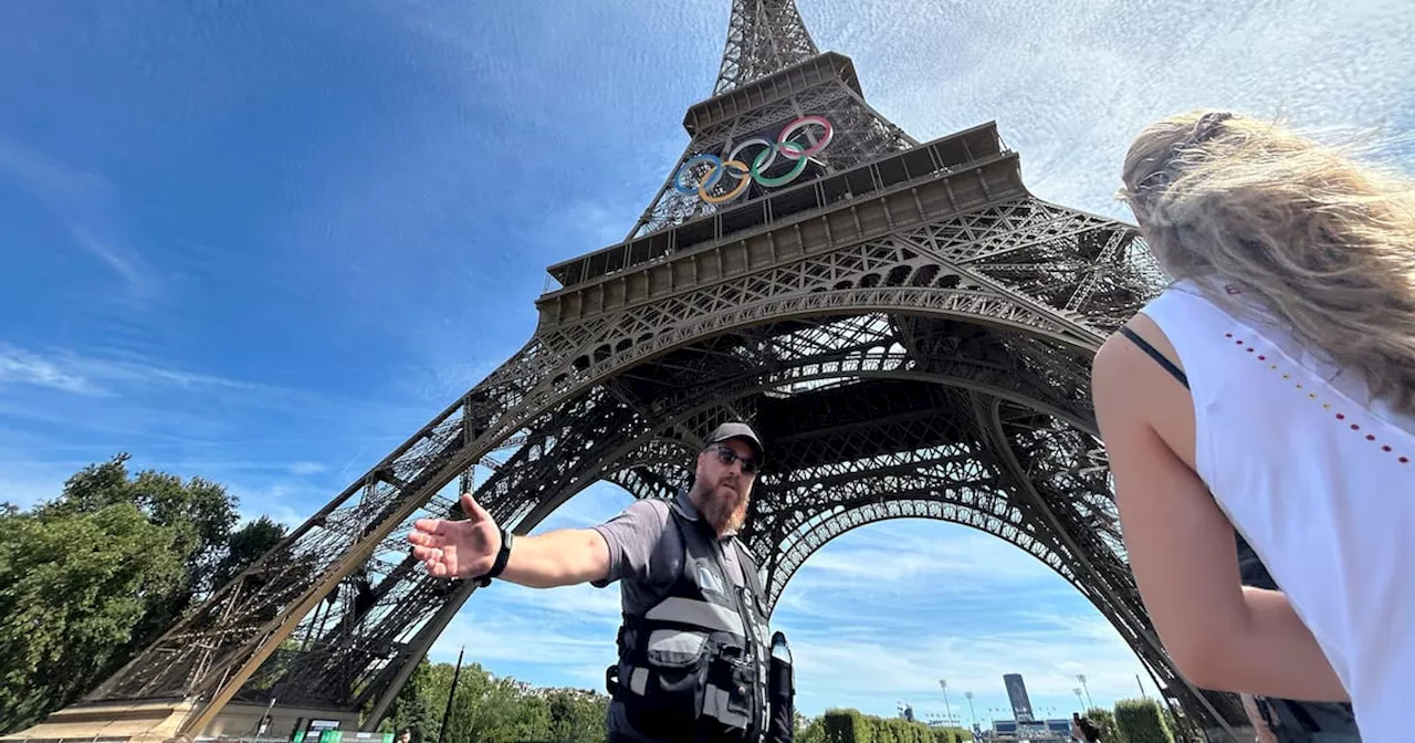 Video: hombre escaló la Torre Eiffel y provocó su evacuación