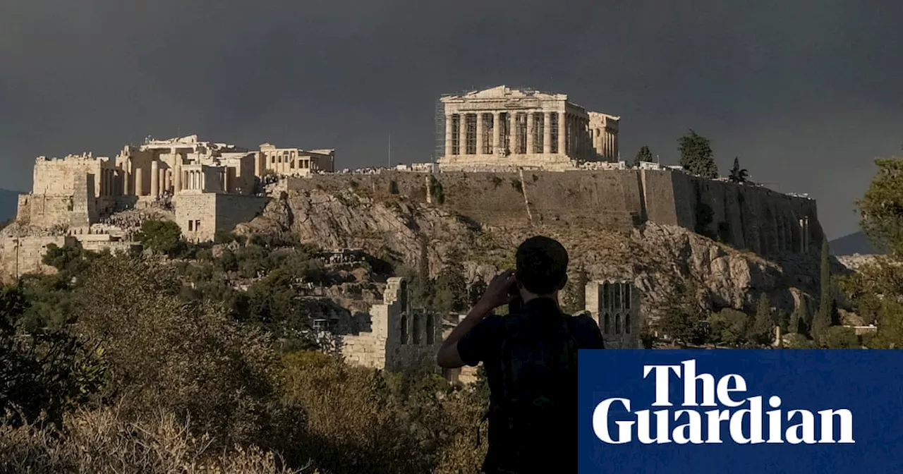 Greek officials advise staying in with windows shut due to fires near Athens