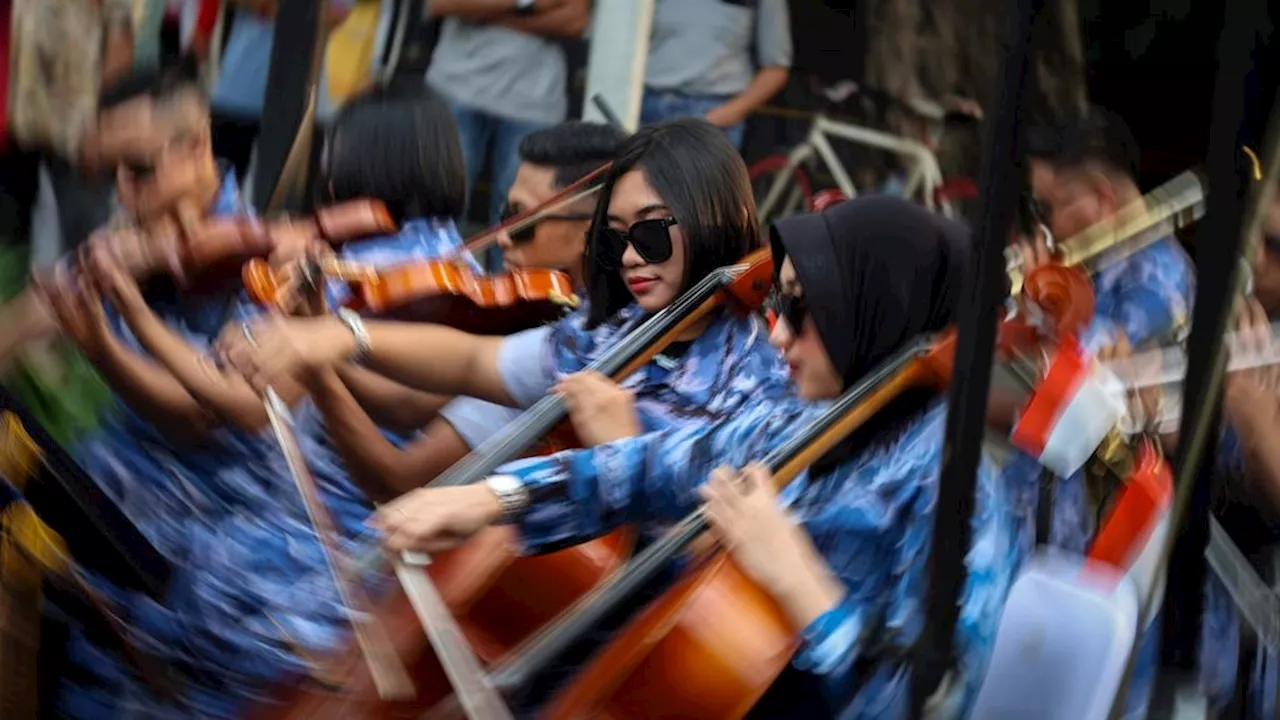 Piawai Berakrobat di Udara, TNI AU Piawai Pula Menggoyang Masyarakat