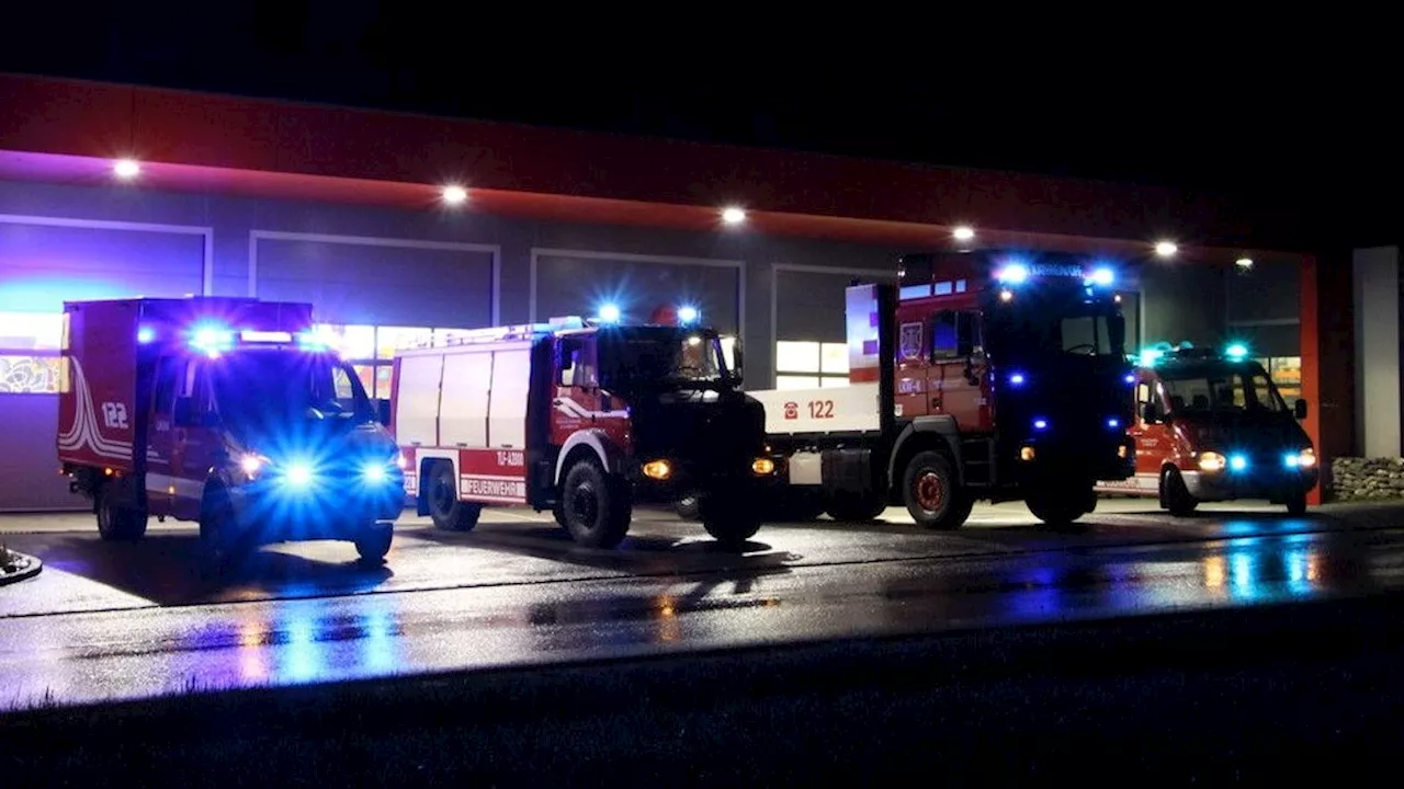 Tragödie im Bezirk Weiz - Autofahrer donnert gegen mehrere Bäume