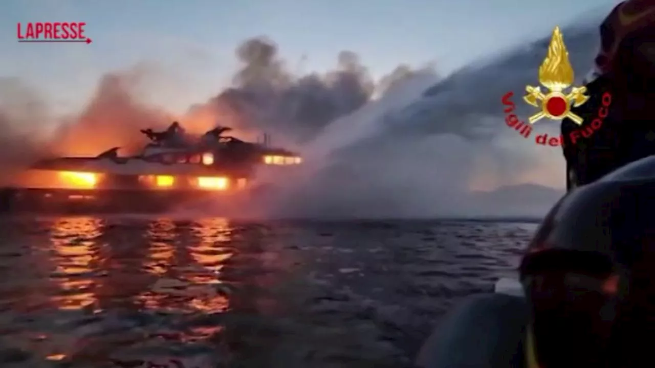 Olbia, yacht di 40 metri va a fuoco davanti alla spiaggia delle Saline