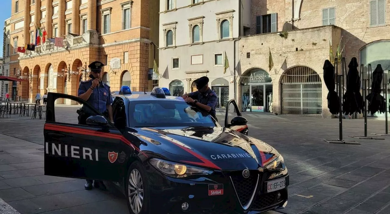 Foligno, chiude la figlia di 5 anni in auto sotto al sole per andare a fare shopping: mamma denunciata