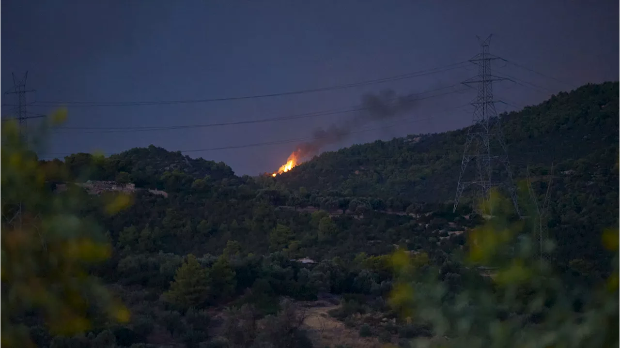 Varias localidades evacuadas por un incendio a las afueras de Atenas