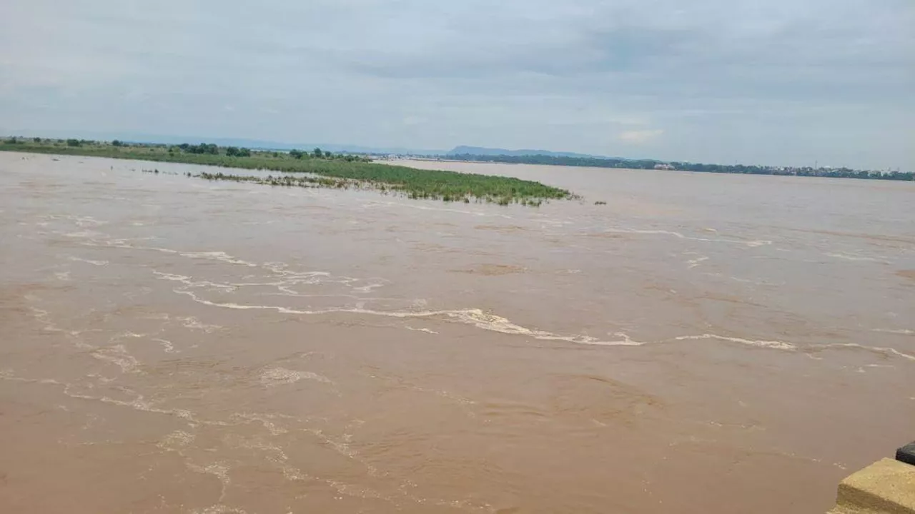 Flood in Bihar: बिहार में विकराल रूप दिखा रहीं गंगा, कोसी व बागमती नदियां, कई जिलों में बाढ़ जैसे हालात