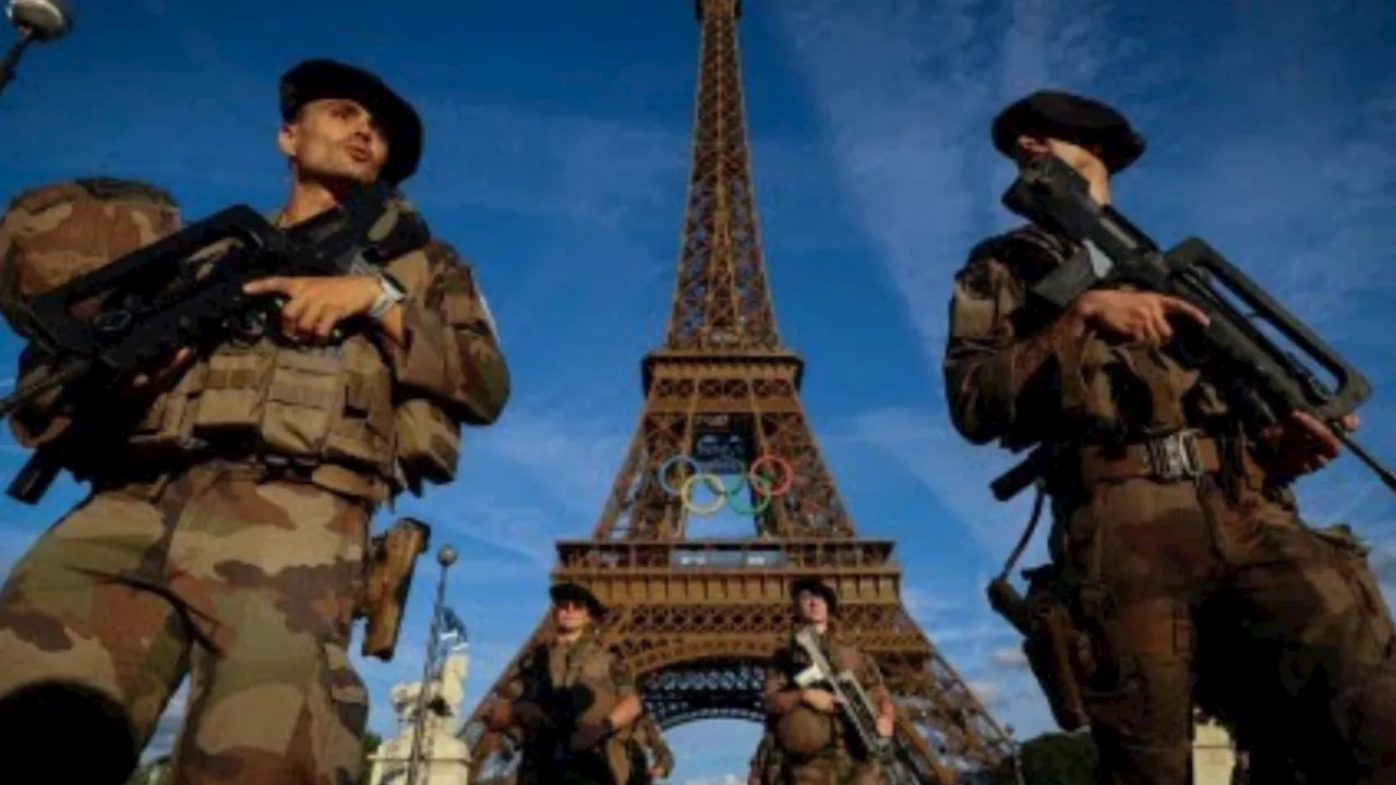  Terror en la Torre Eiffel; un hombre semidesnudo la escala y provoca fuerte movilización previo a