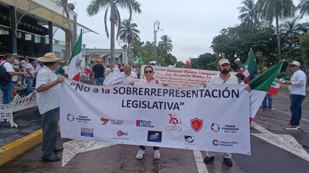 En Veracruz marchan en contra de la sobrerrepresentación legislativa de Morena