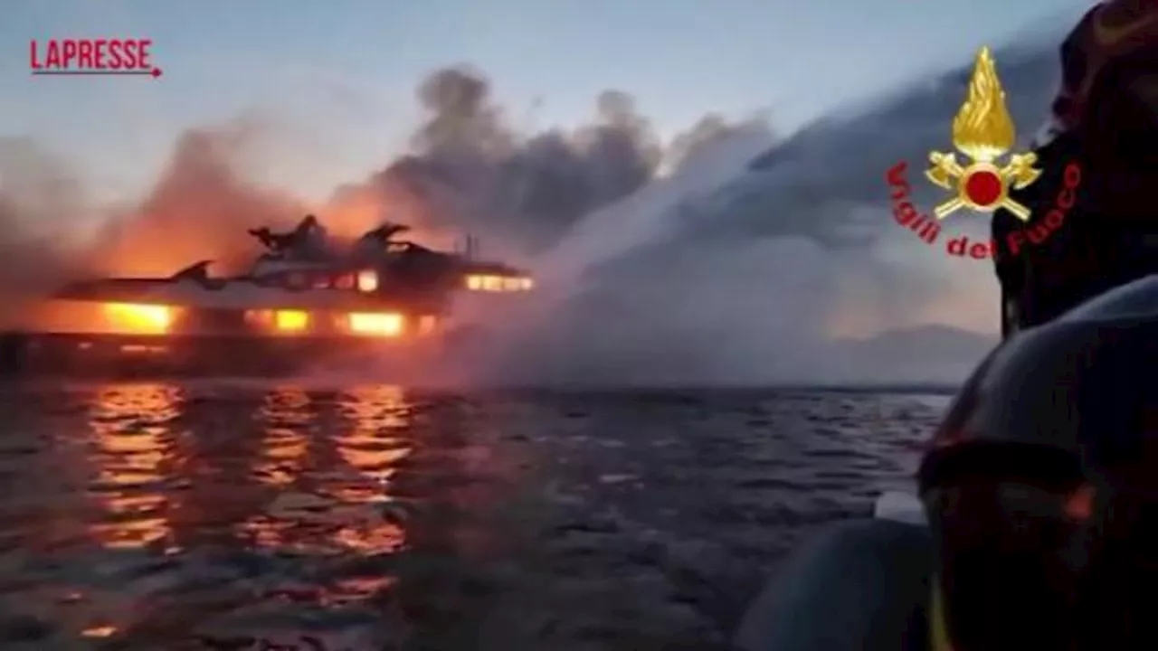 Olbia, in fiamme uno yacht di 40 metri ancorato nel golfo davanti alla spiaggia delle Saline