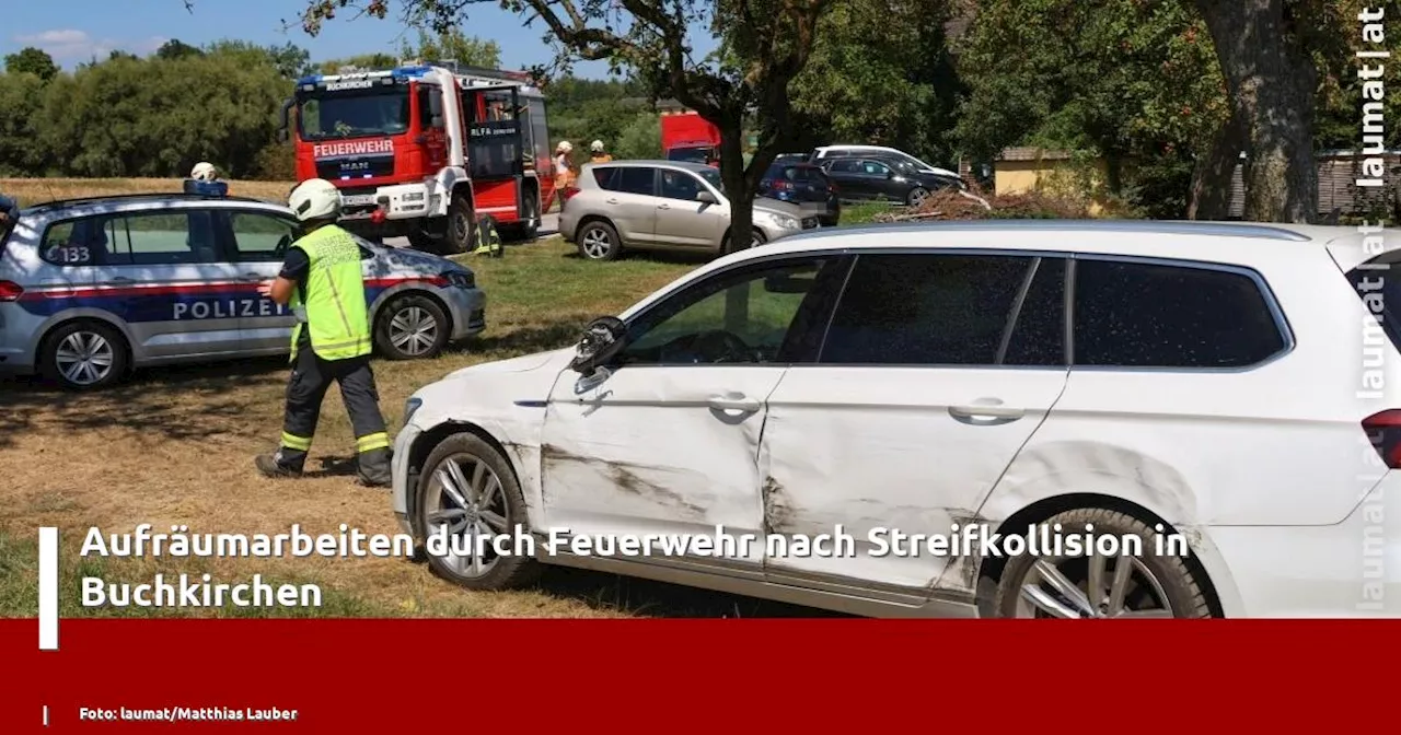 Aufräumarbeiten durch Feuerwehr nach Streifkollision in Buchkirchen