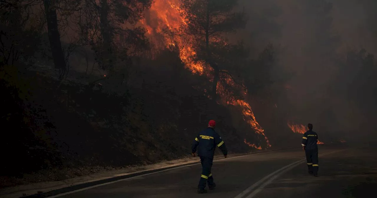 Incendio forestal arde al noreste de Atenas; el humo invade la ciudad