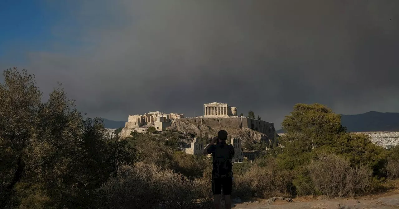 Fumées au-dessus d’Athènes, 40 départs de feu: la Grèce lutte contre les flammes