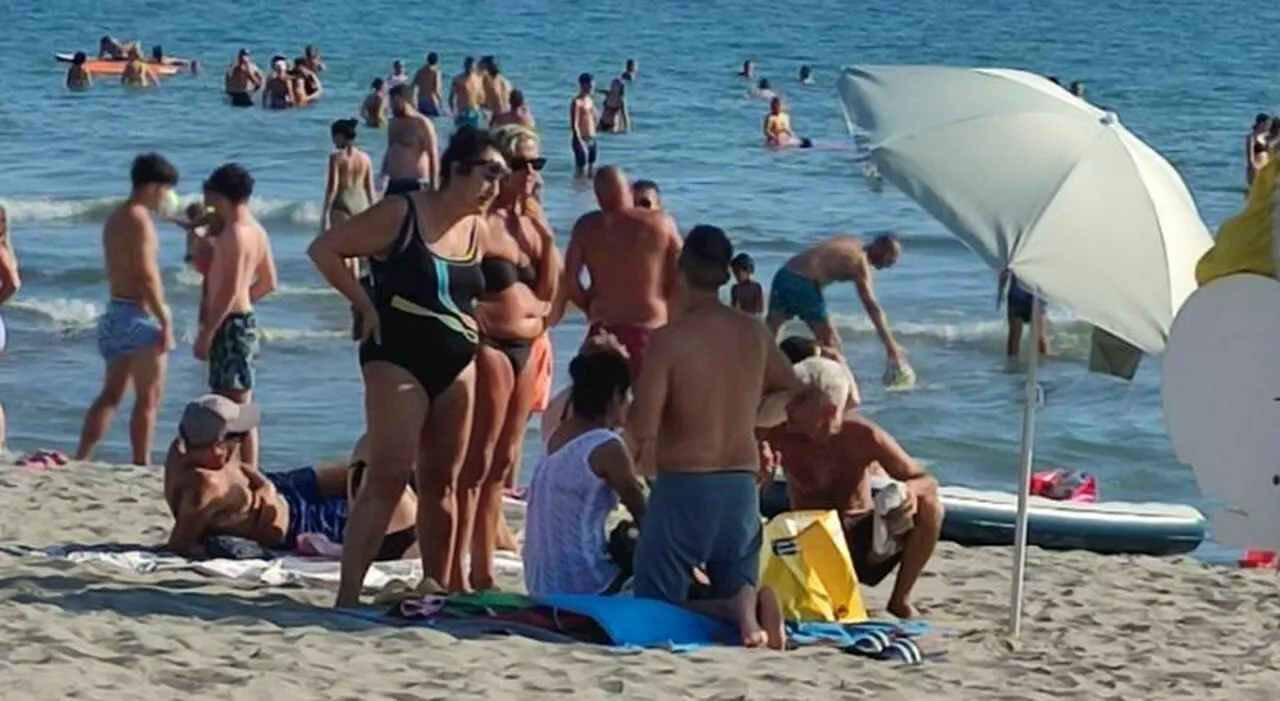 Turisti piantano l'ombrellone nel lido, il titolare chiama Capitaneria e polizia: «Concessioni scadute, da qui