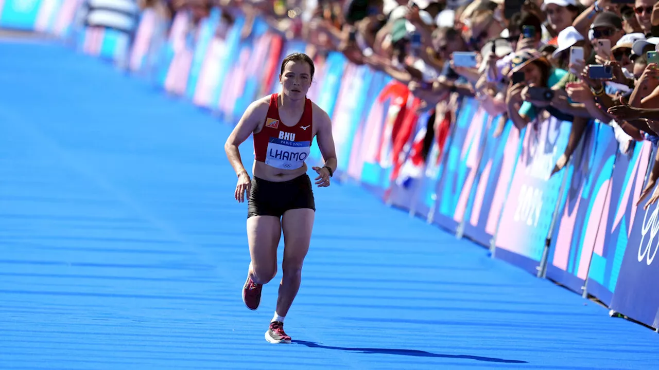 JO Paris 2024 : l’abnégation de la dernière du marathon qui finit sa course en marchant 1h30 après la première