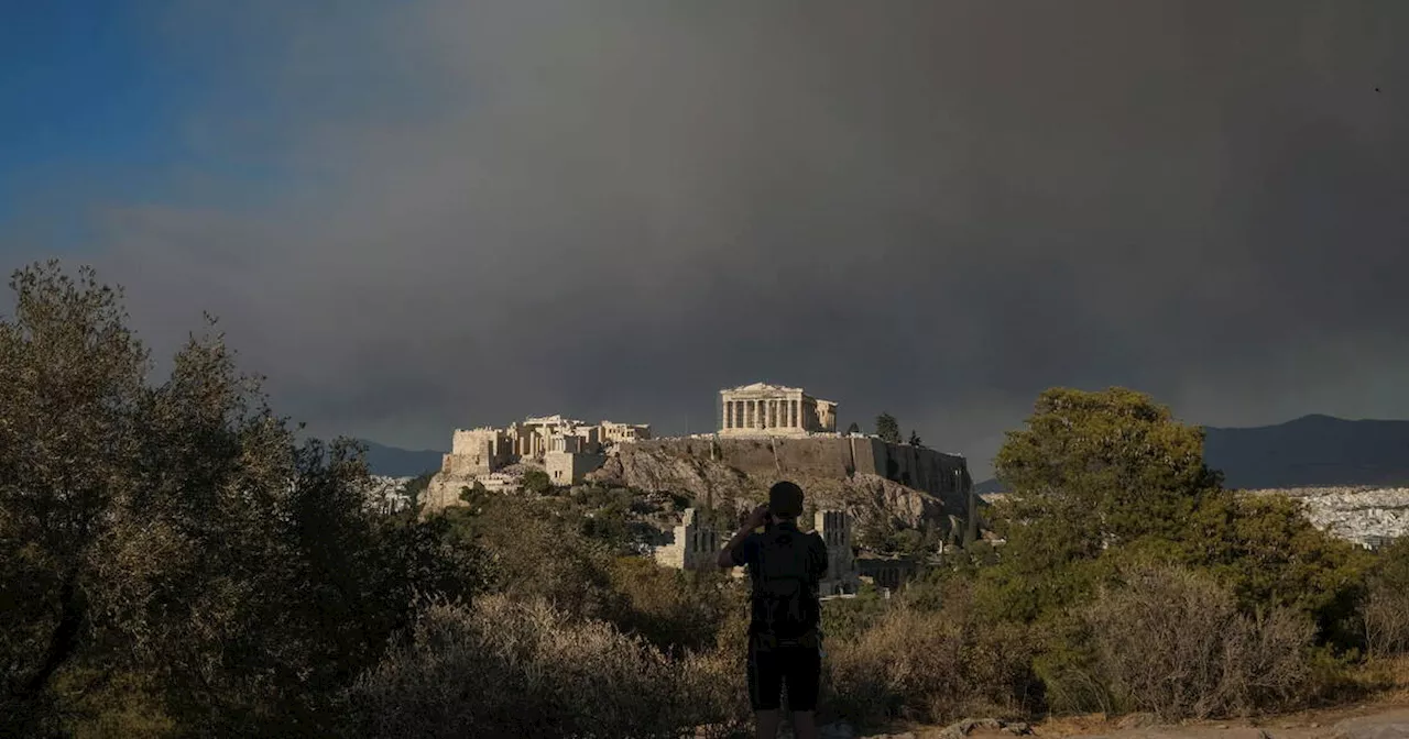 En Grèce, Athènes entourée par les flammes