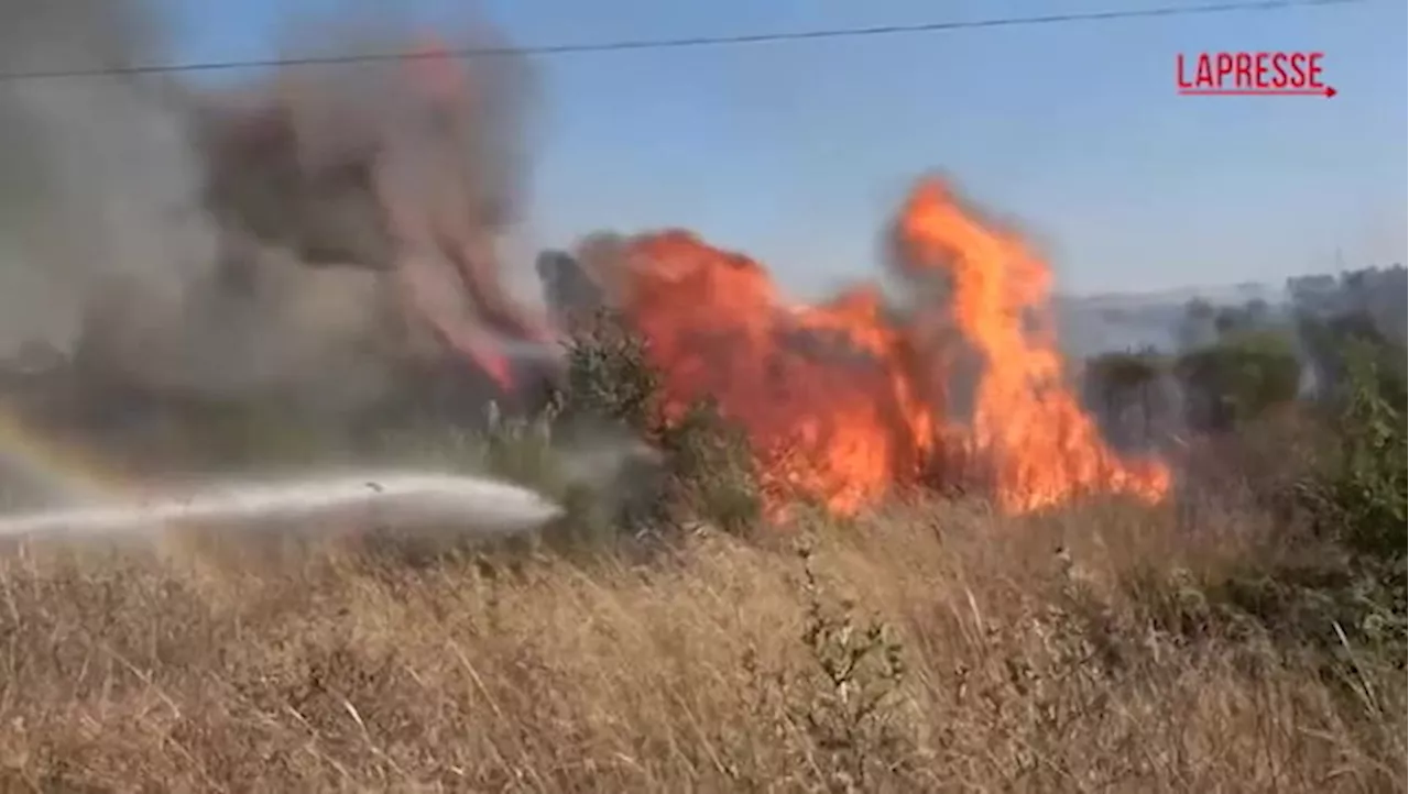 Roma, maxi rogo vicino al Gra: parco acquatico evacuato, da dove sono partite le fiamme