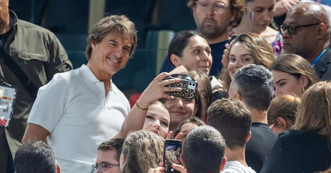 Tom Cruise clôture la cérémonie des JO : arrivée du ciel, botox et bisou arraché