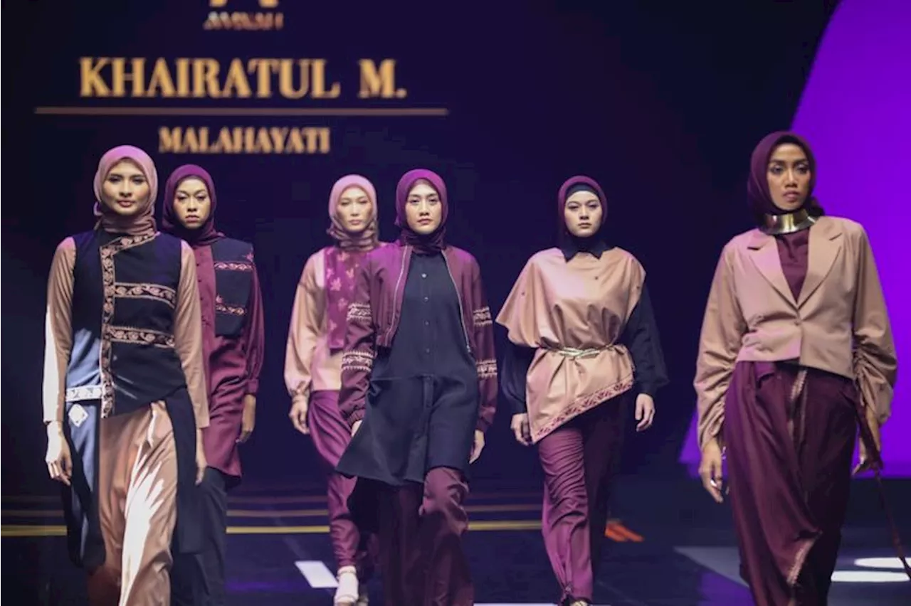 Busana Muslim Karya Desainer AMAHAN Tampil di Fashion Show Muffest 2024