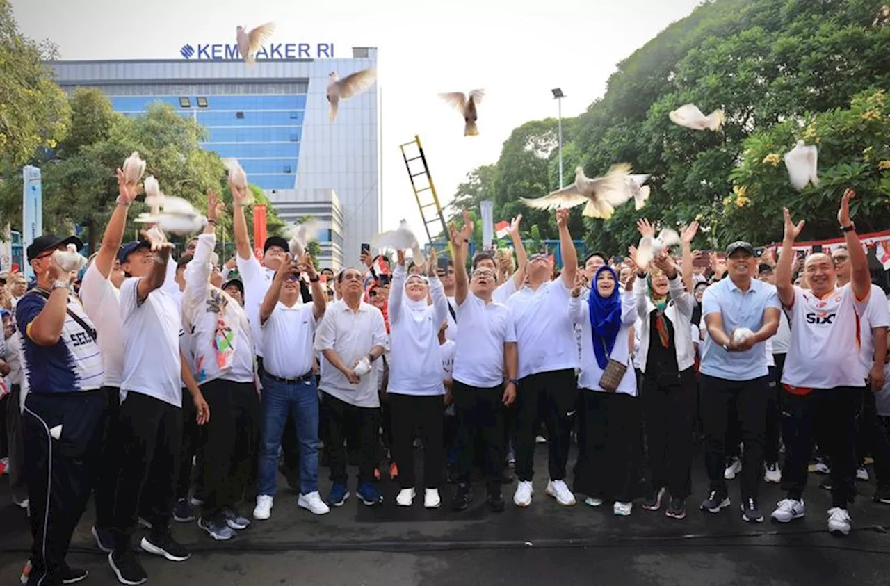 Kemnaker Gelar Jalan Sehat Peringati HUT RI ke-79 dan HUT Kemnaker ke-77