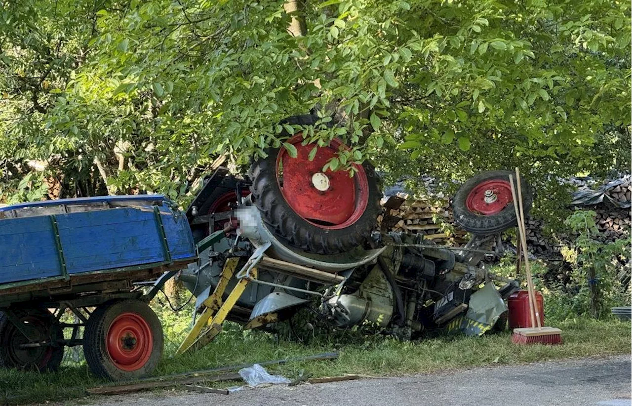 Traktor mit Anhänger überschlägt sich: 15 Verletzte, Beifahrer in Lebensgefahr