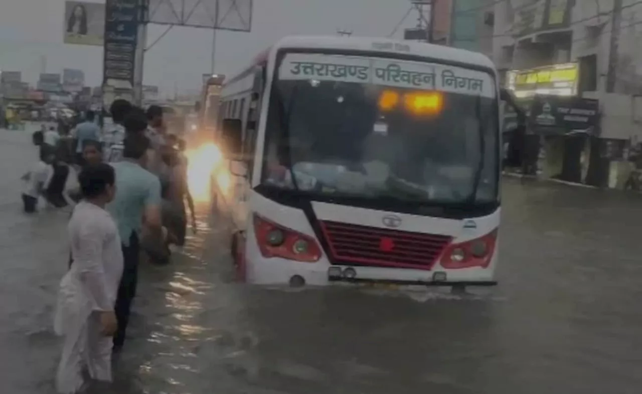 देश के कई राज्यों में भारी बारिश, उत्तराखंड का देहरादून-रुड़की हाईवे पानी में डूबा; कई इलाके जलमग्न