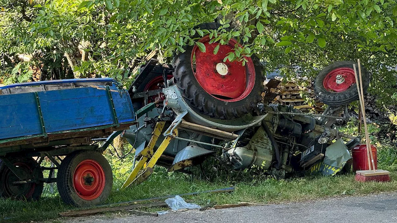 Beifahrer in Lebensgefahr: Traktor mit Anhänger überschlägt sich