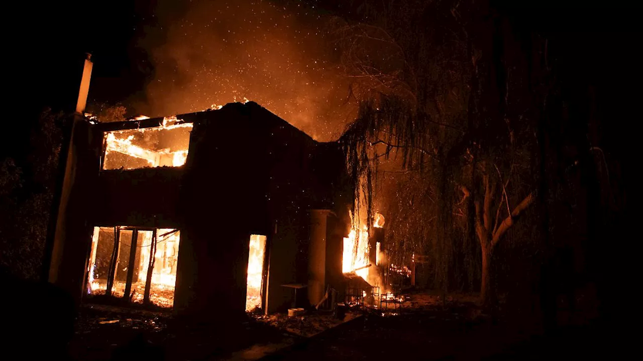 Feuer wüten in Griechenland: Behörden retten 30.000 Menschen vor Waldbrand in Marathon