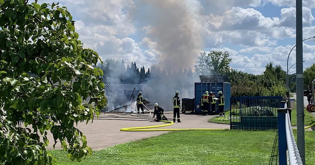 Gartenhütte steht in Flammen: Rahdener Feuerwehr verhindert Schlimmeres