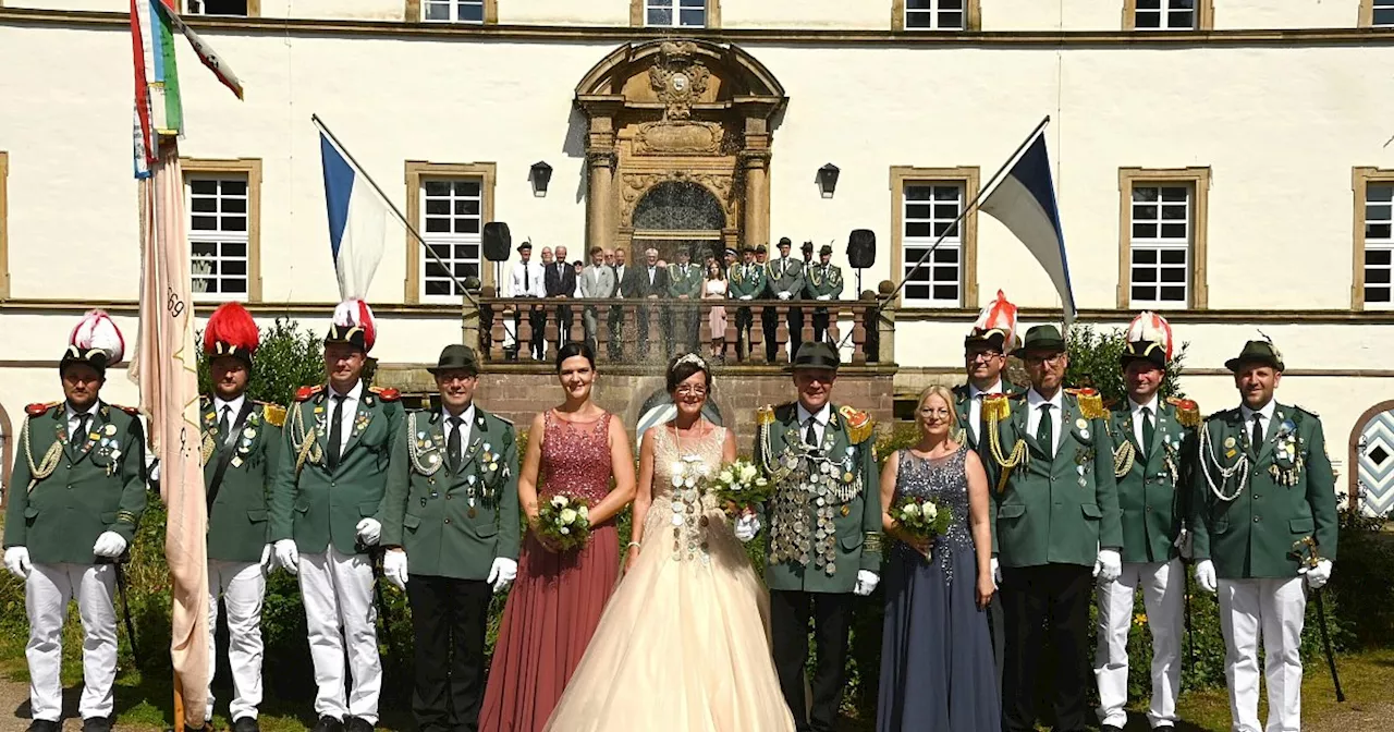 Königspaar als strahlender Mittelpunkt beim Schützenfest in Wehrden