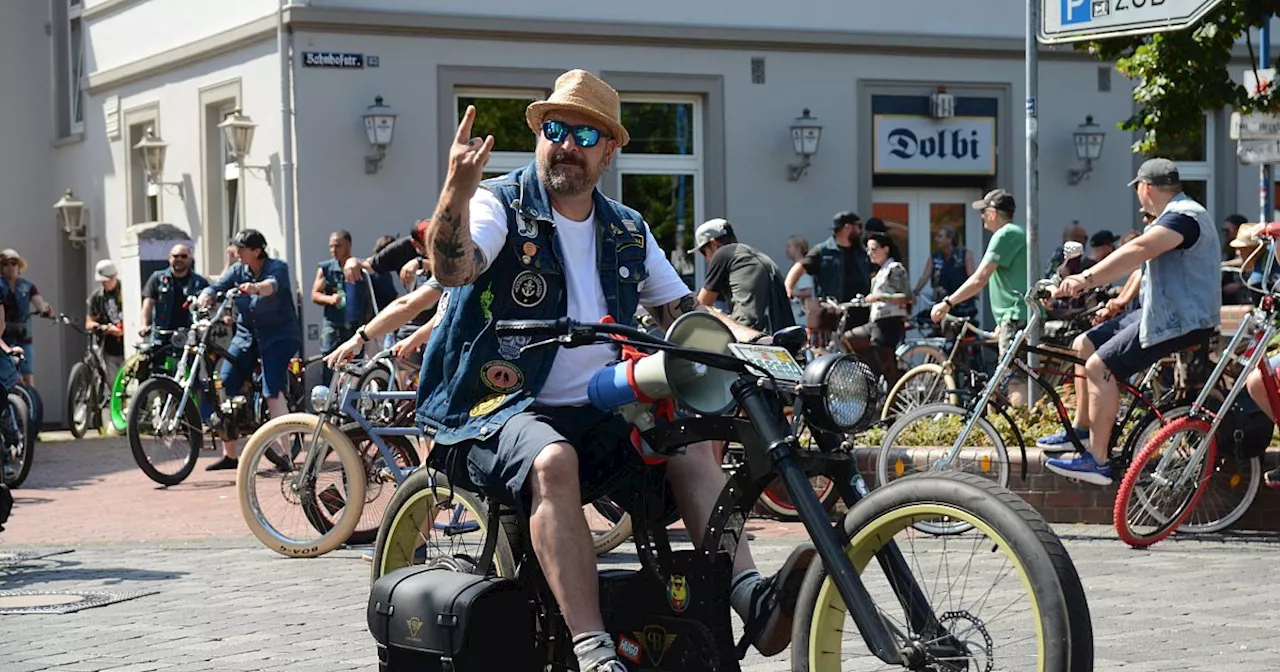 Verwegene Typen treffen sich in Bünde für wilden Ausritt auf der Tret-Harley