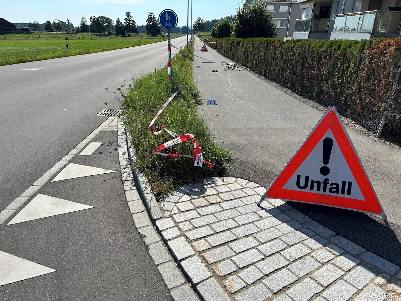 Hausen am Albis ZH: Velofahrer (46) bei Sturz schwer verletzt