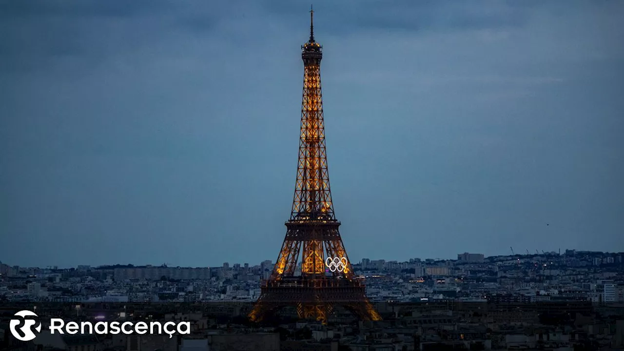 Polícia manda evacuar Torre Eiffel depois de um homem começar a escalar o monumento