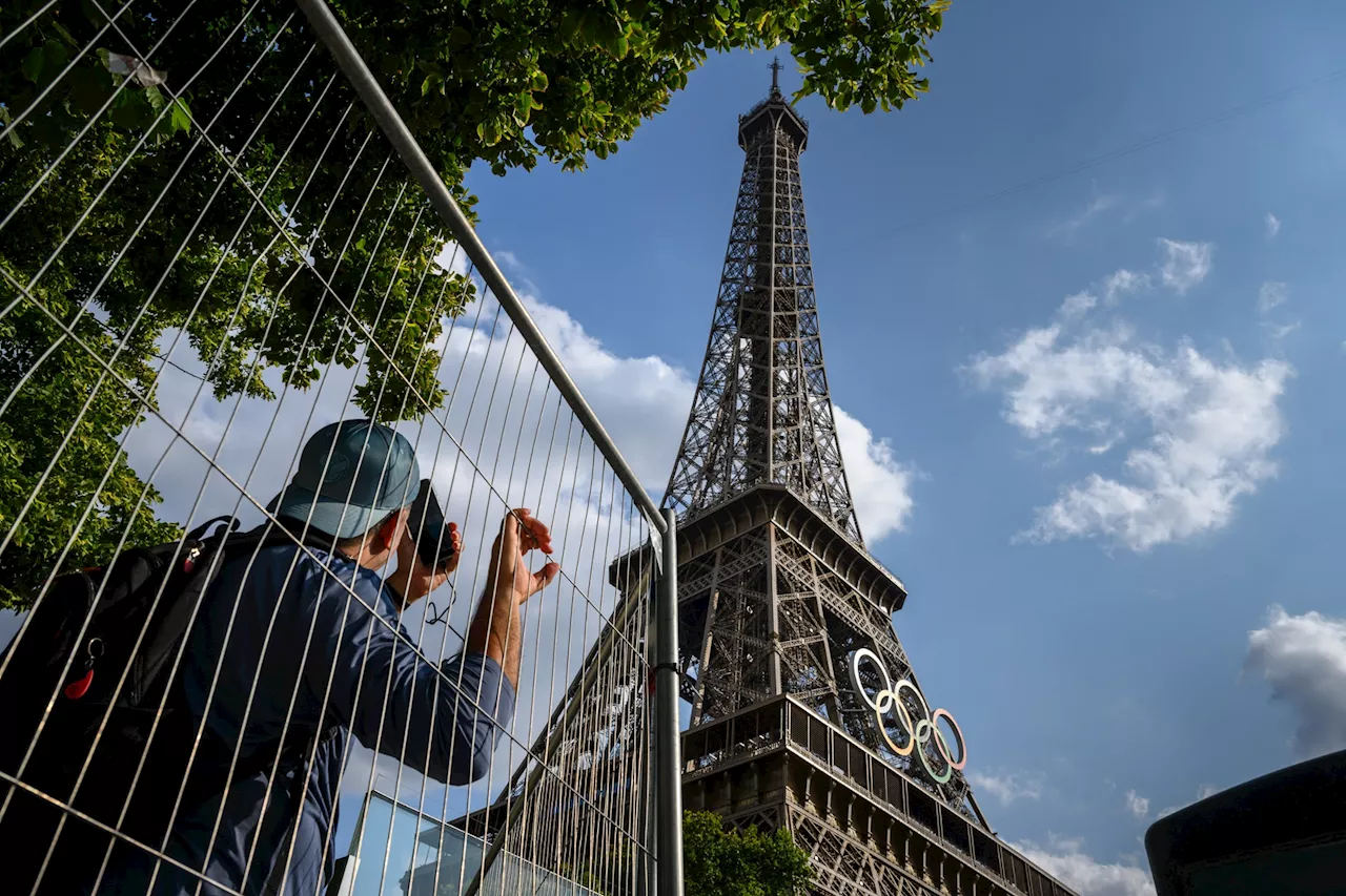 Paris : un homme arrêté après avoir escaladé la tour Eiffel, ce que l'on sait