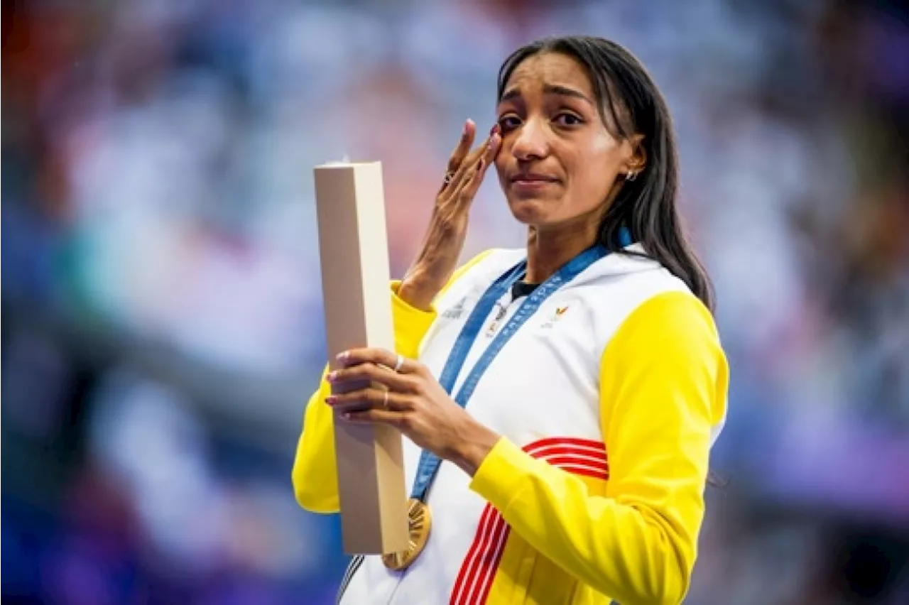 Nafissatou Thiam porte-drapeau de la délégation belge lors de la cérémonie de clôture