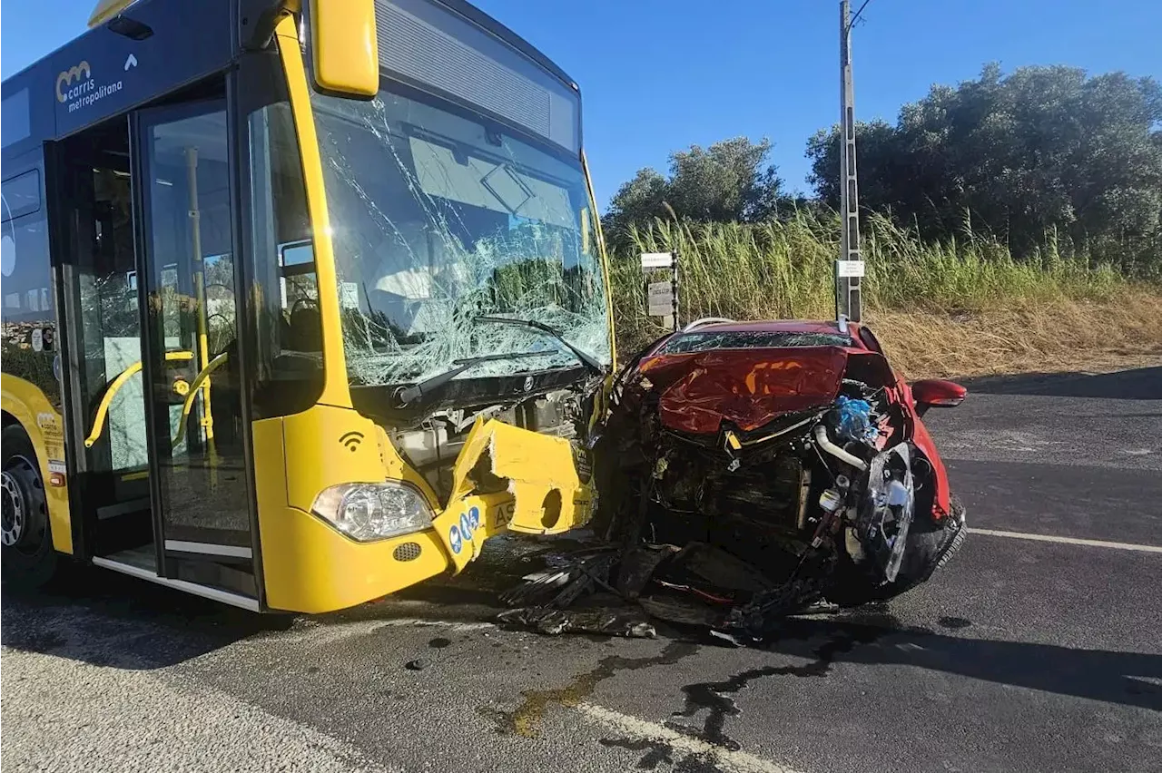 Um morto em colisão entre autocarro e veículo ligeiro em Loures