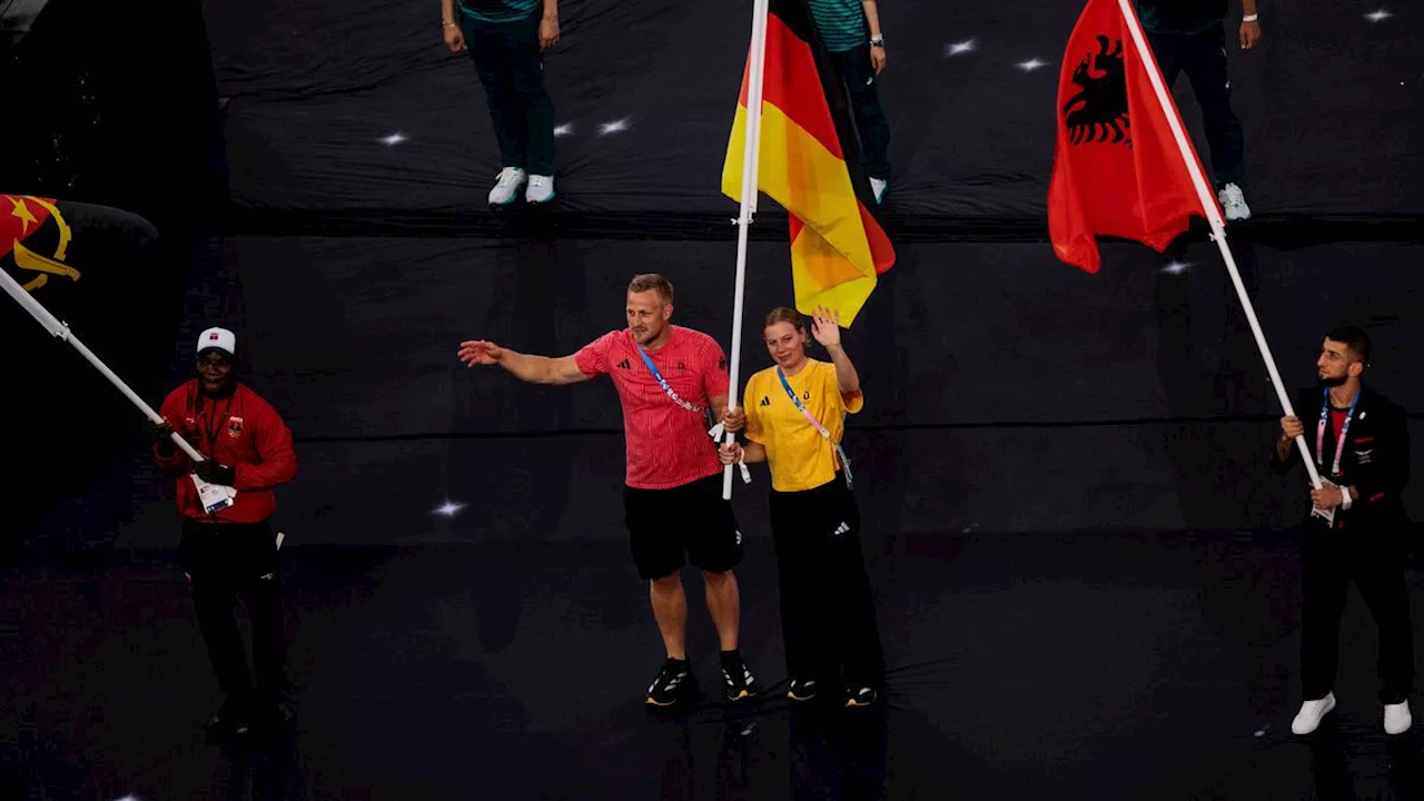 Ende der Olympischen Spiele in Paris: Athleten stürmen Bühne, Tom Cruise fliegt vom Dach