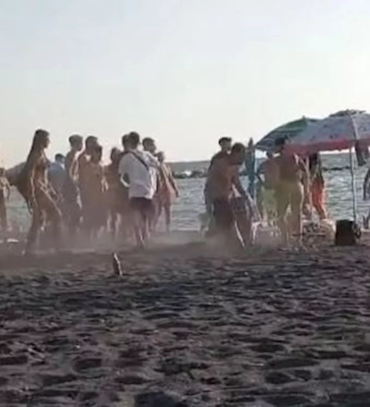 Rissa in spiaggia ad Ercolano: fermati i responsabili