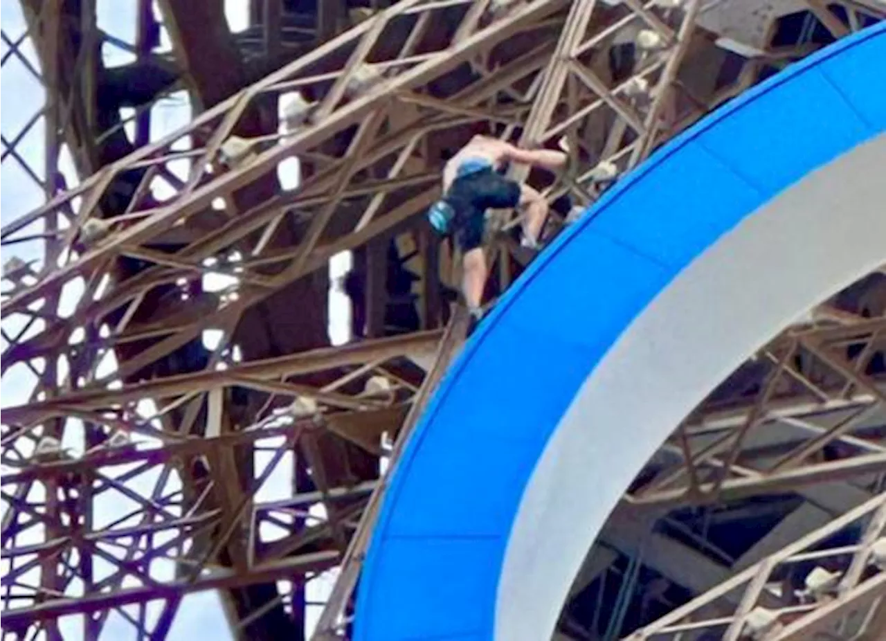 Previo a clausura de París 2024, hombre que escalaba la Torre Eiffel es detenido