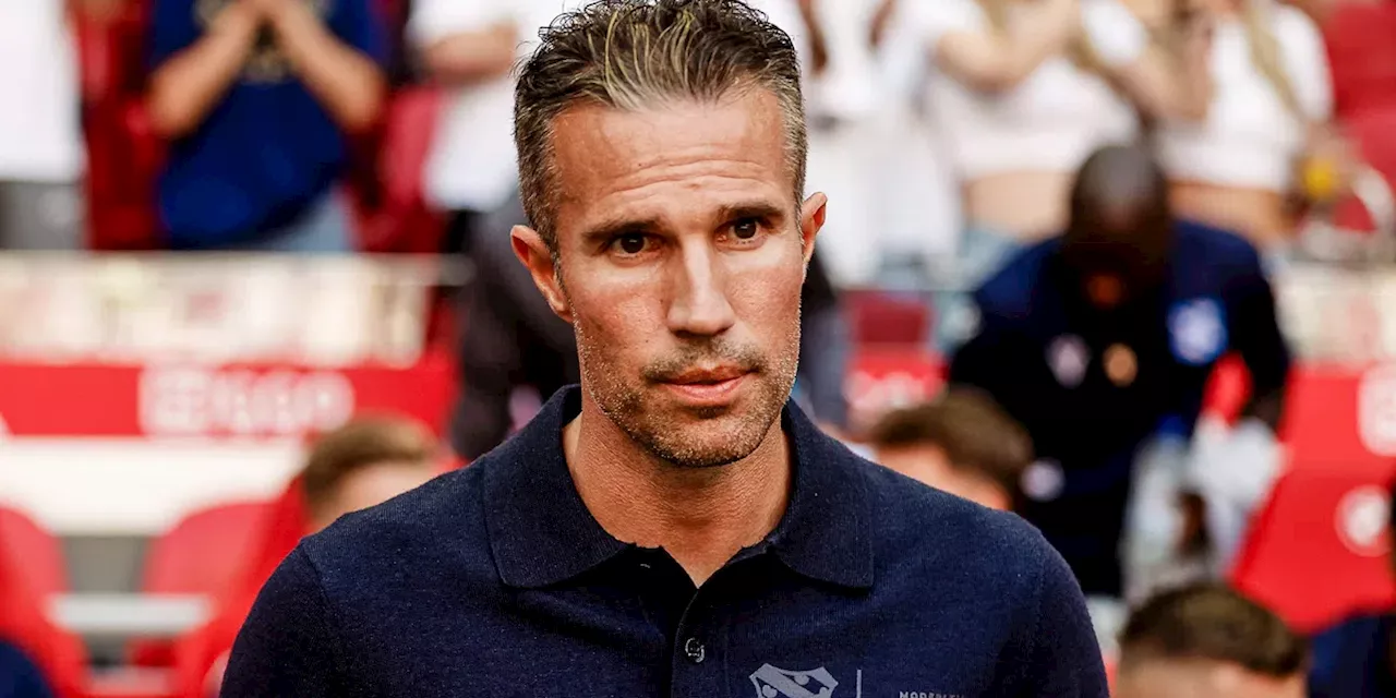 Van Persie is jongste Eredivisie-trainer ooit: 'Voel me allang geen speler meer'