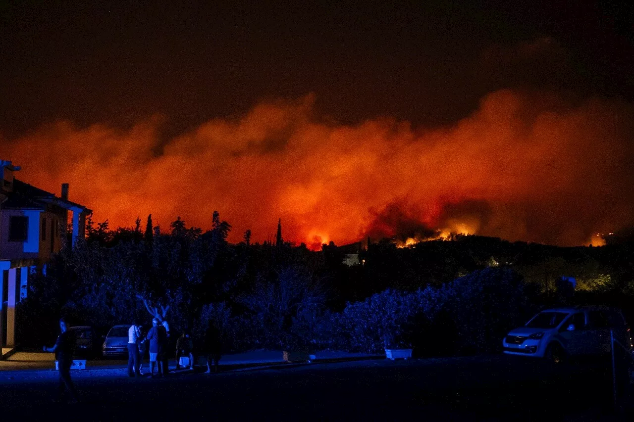 Violents incendies en Grèce : plusieurs villes près d'Athènes évacuées, les images impressionnantes