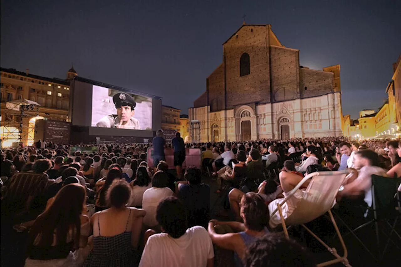 Cine en la plaza, 200 mil personas en Bolonia