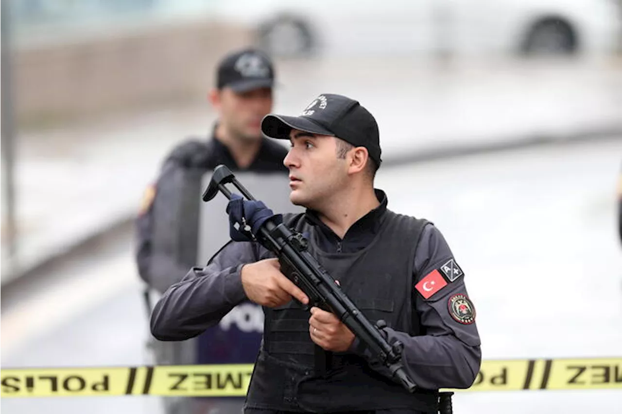 Ferisce 5 persone in giardino moschea Turchia, arrestato