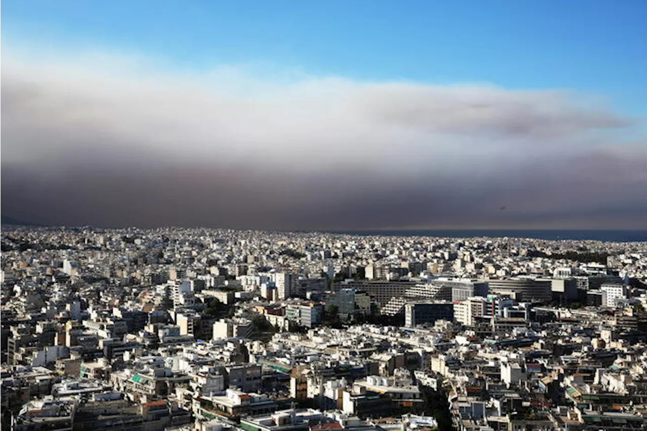 In Grecia incendi proseguono, evacuate località vicino Atene