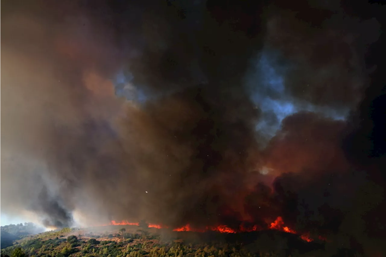 Incendi in Grecia, evacuate 11 città e villaggi vicino ad Atene