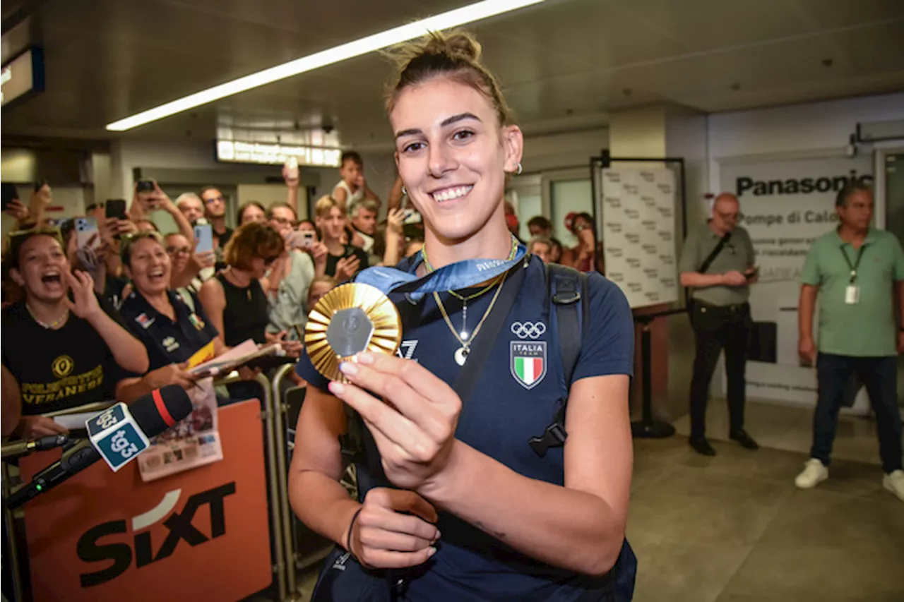 Parigi 2024: Alessia Orro all'arrivo della squadra di volley