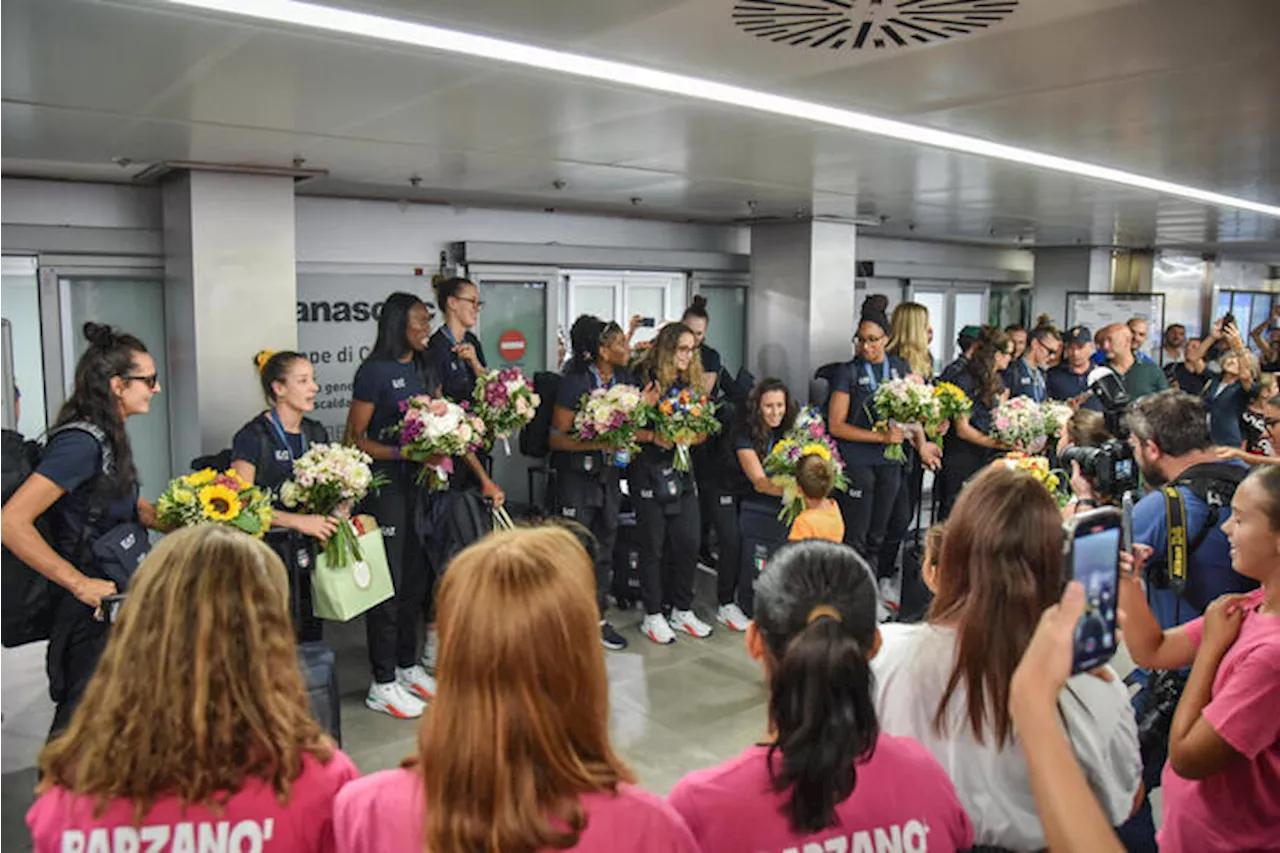 Parigi: In Italia le azzurre del volley, entusiasmo a Linate. A Fiumicino Paltrinieri e Fiamingo