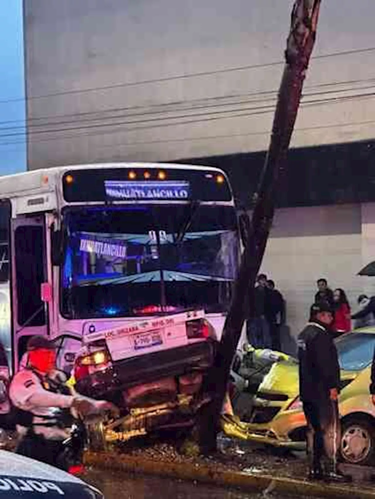 Autobús se fue contra taxi y auto, en Orizaba; ruletero, grave