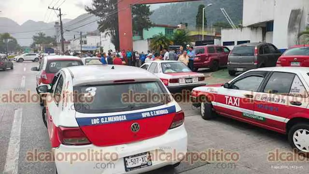 Policías de SSP intentaron quitarle dinero a taxista de Orizaba que chocó