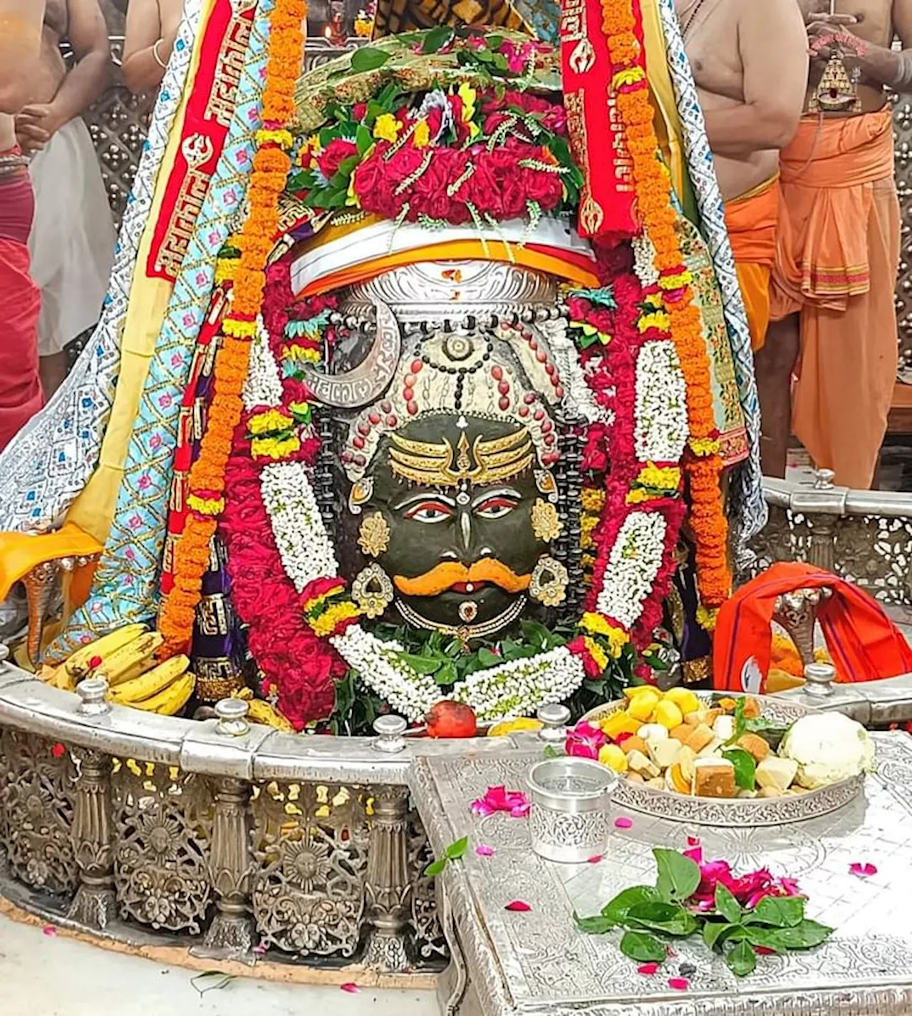 Ujjain: श्रावण का चौथा सोमवार...भस्म आरती में गूंज उठा जय श्री महाकाल; जलाभिषेक व पूजन दर्शन कर किया श्रृंगार